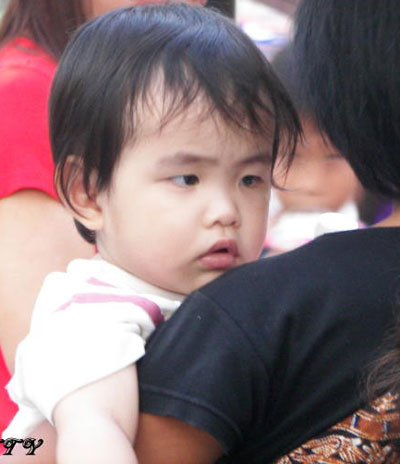 周杰伦婴儿时代的照片曝光,粉嫩可爱,眉宇之间的气息酷似妈妈 周杰伦