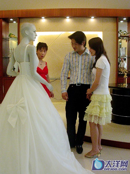 最长的大拖尾婚纱图片_中国最长婚纱